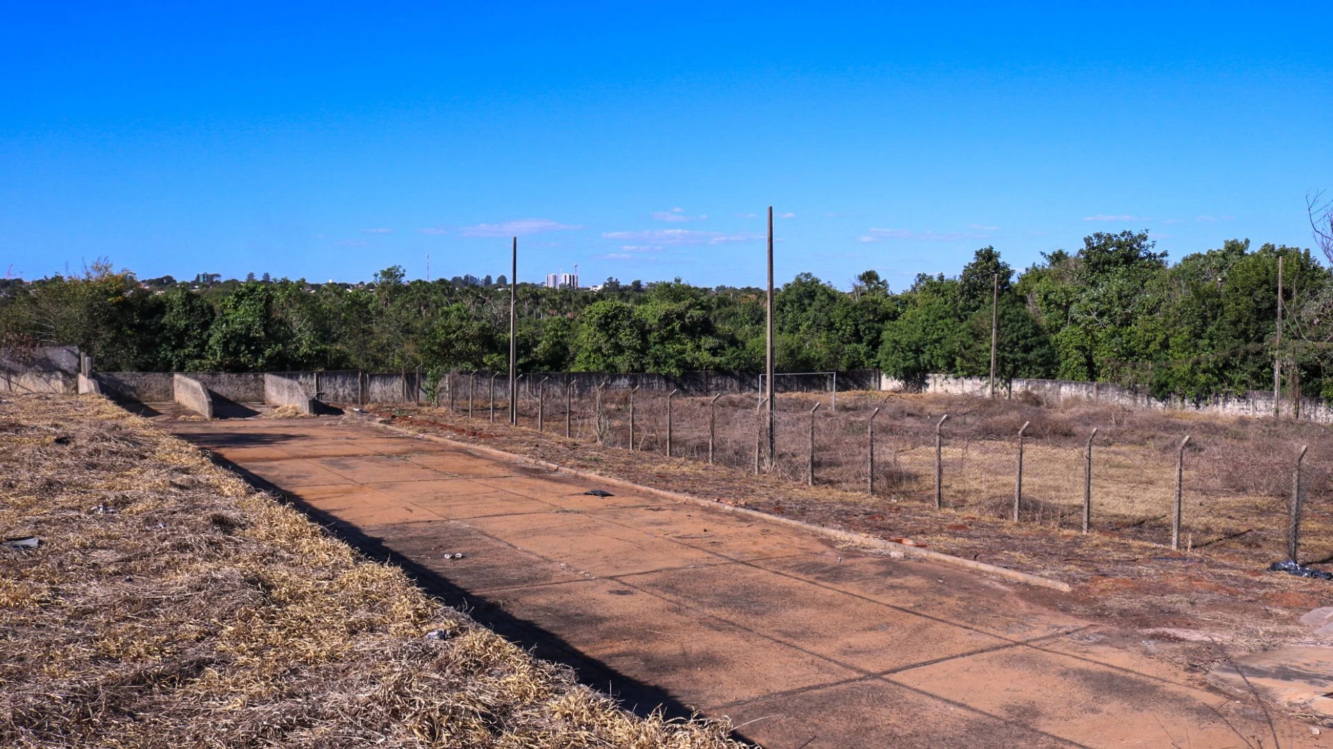 Área pavimentada e cercamento